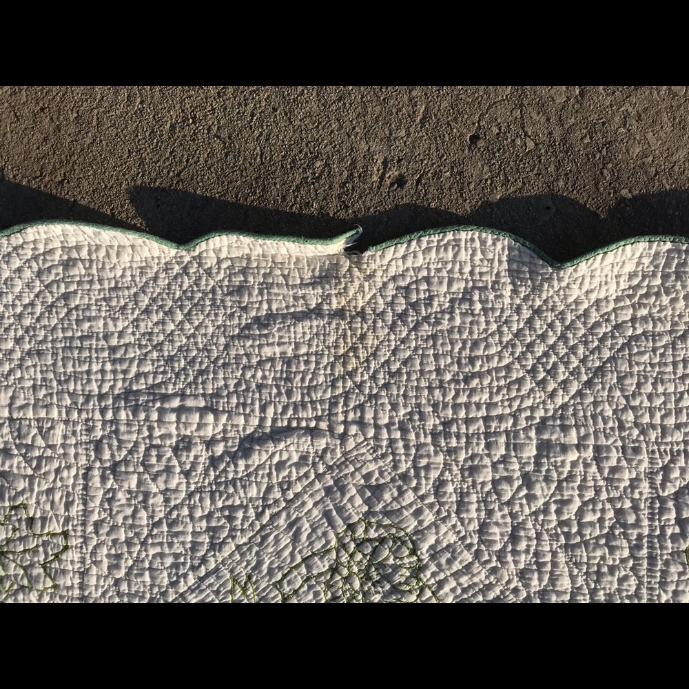 Vintage Hand sewn quilt - Picture 3 of 8